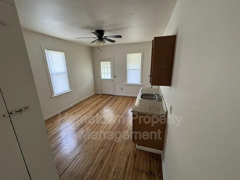 1135 E Chestnut St — Photo 12