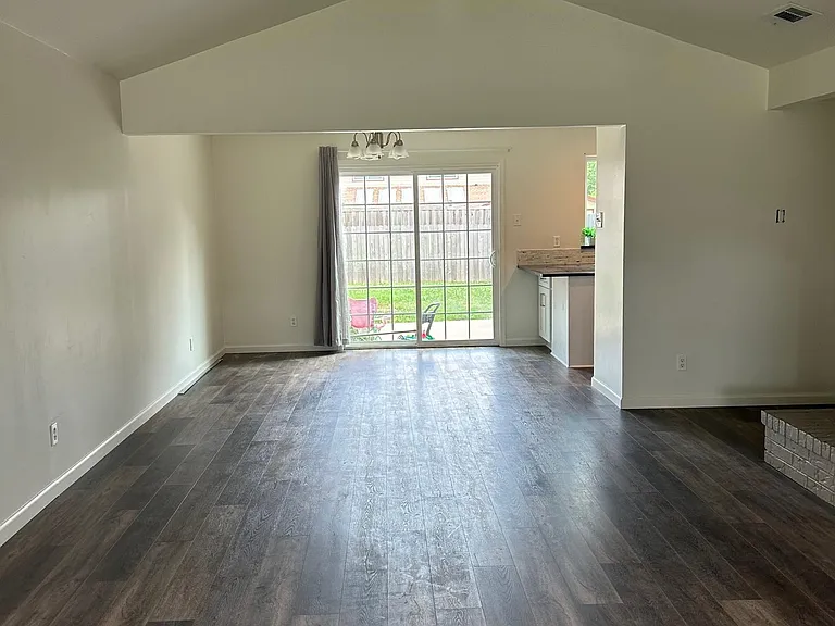 1422 Trowbridge St — Photo 4