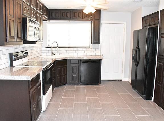 4th image of 9961 Camelot Dr