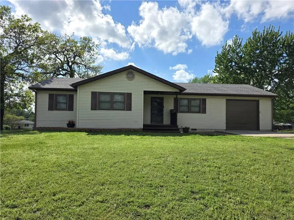 106 S Vernon St, El Dorado Springs, MO 64744