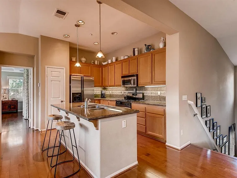 1164 Goddard St — Photo 12