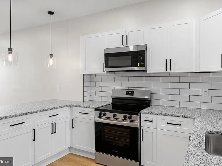 2151 E Stella St — Photo 14