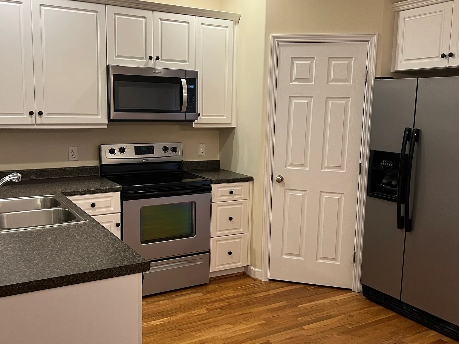3 bed, 2.5 bath, 1600 sqft, $2,095 — Photo 4