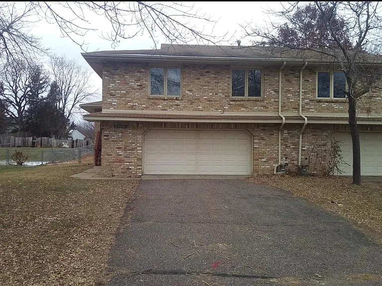 2300 Amberwood Dr — Photo 1