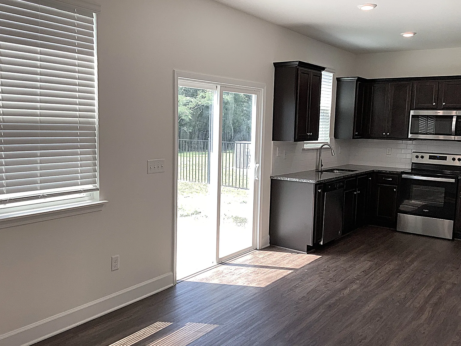 3 bed, 2.5 bath, 1420 sqft, $1,915 — Photo 4