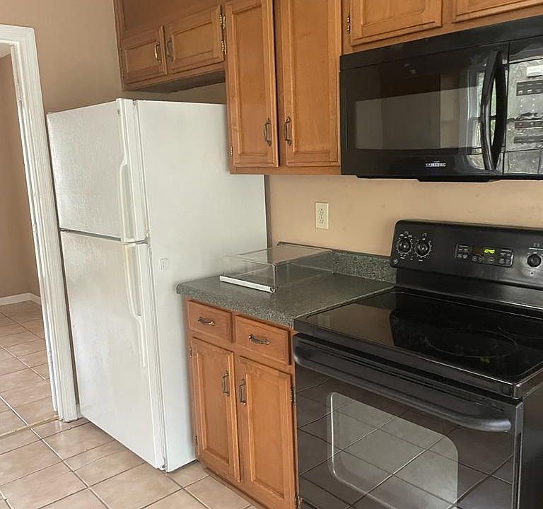 1st image of 704 Captiva Ct SE