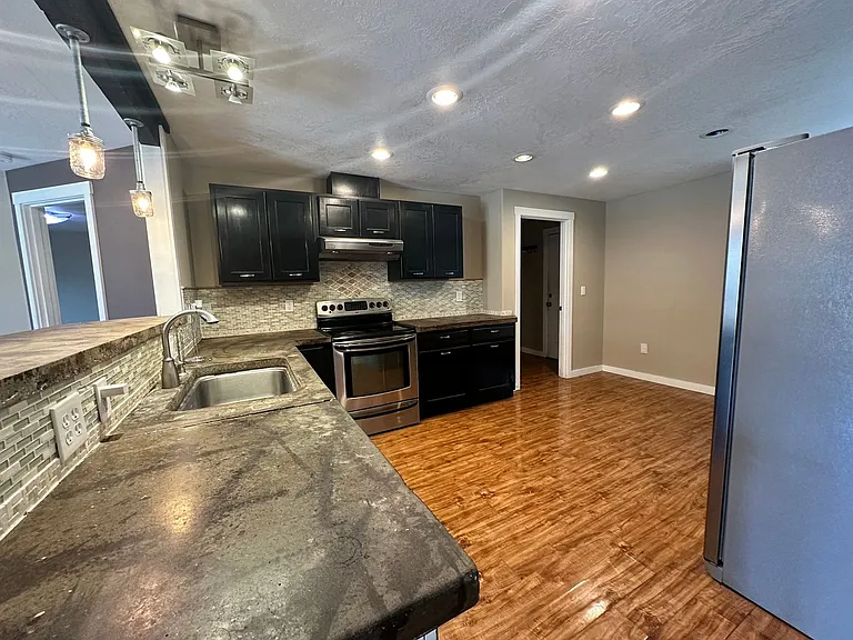 4063 Alameda Ave NE — Photo 4