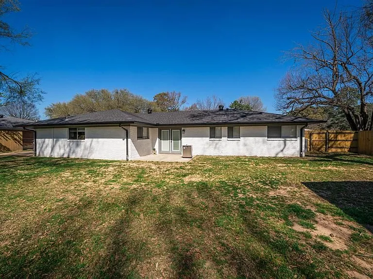 112 E Fairlane Dr — Photo 4