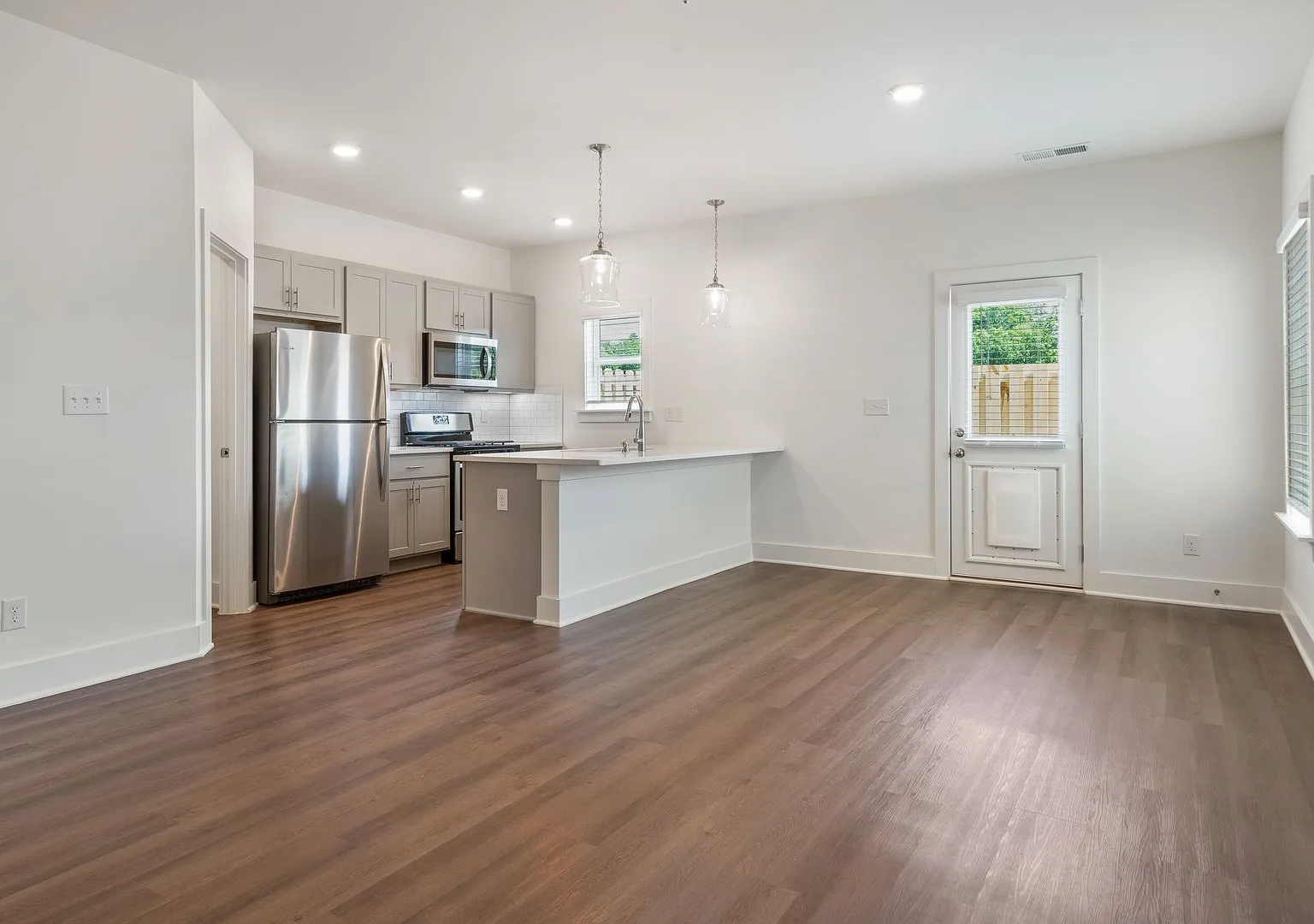 3 bedroom with fenced in backyard! — Photo 4