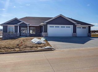 8162 Ginger Dr, Peosta, IA 52068