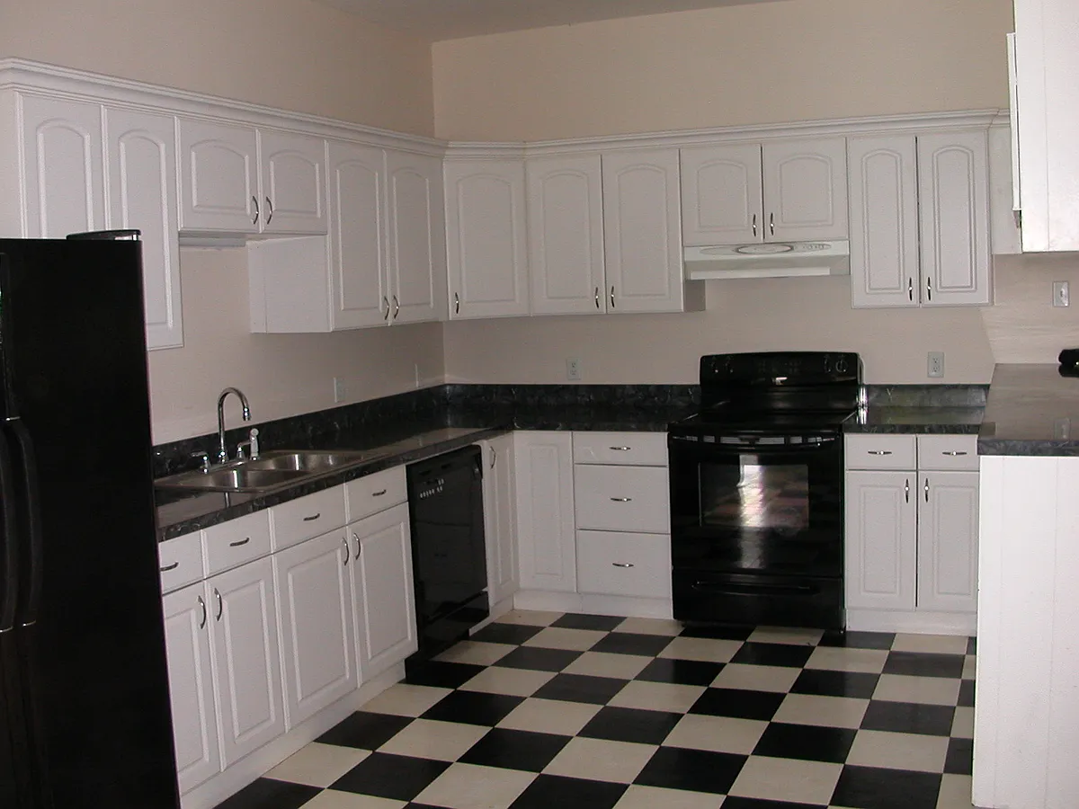 Kitchen - 402 E Victory Dr #3