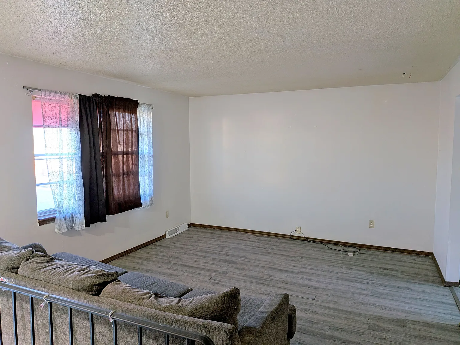 4 bed, 1.5 bath, 1200 sqft, $1,300 — Photo 2
