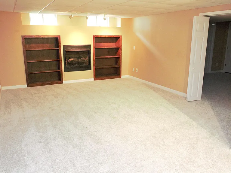 98 Thorndale Cir — Photo 48