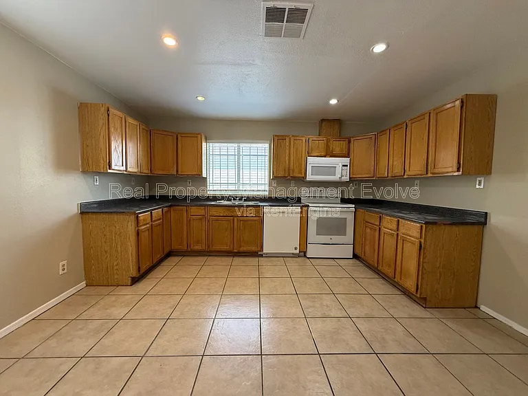 2950 E Mobile Ln — Photo 6