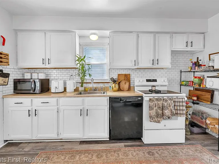 24047 Stanford St — Photo 9