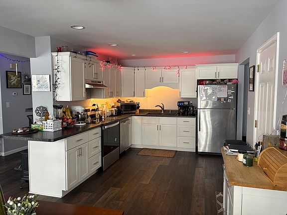 3rd image of 909 Carlisle Dr