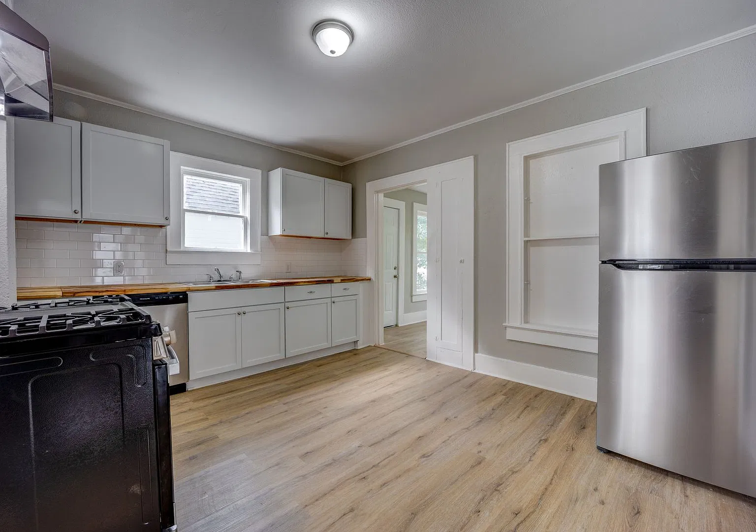 Freshly Updated 3 Bedroom House — Photo 2