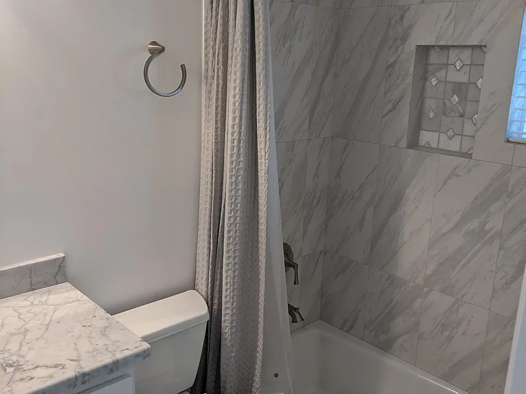 2442 Granville Ave — Photo 10
