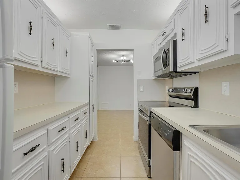 1142 Circle Ter W #C — Photo 12