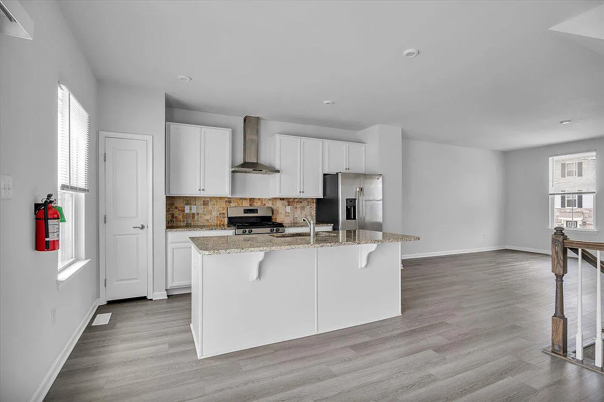 3 bed, 2.5 bath, 1720 sqft, $3,100 — Photo 3