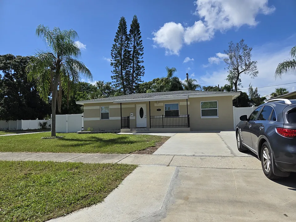 800 86th Ave N