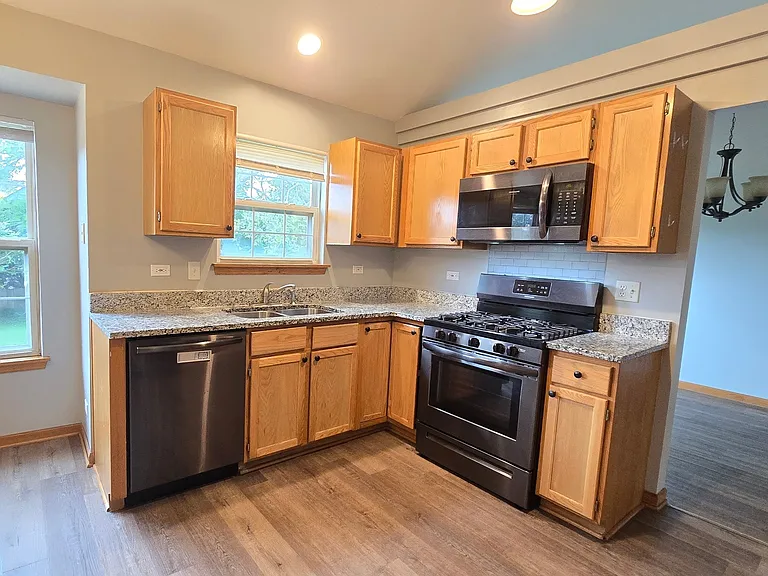 409 Fairfax Ln — Photo 7