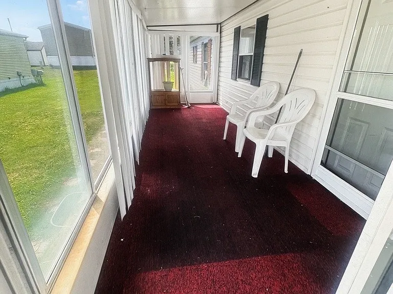546 Selkirk Dr — Photo 9