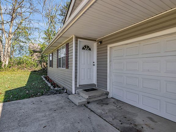 3rd image of 212 S Moss Ave