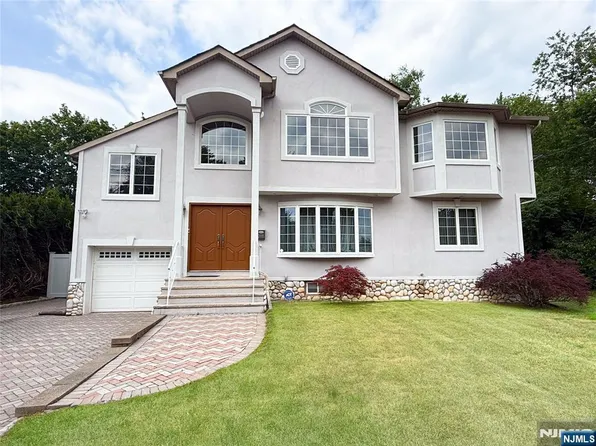 39-05 Knott Ter, Fair Lawn, NJ 07410