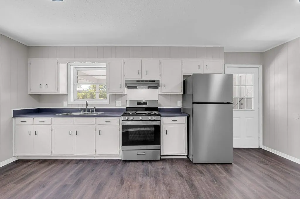 3 bed, 1.5 bath, 1241 sqft, $1,495 — Photo 2