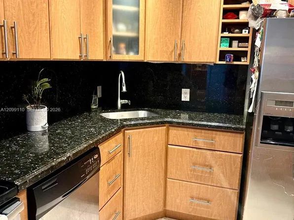 3675 N Country Club Dr, Aventura, FL