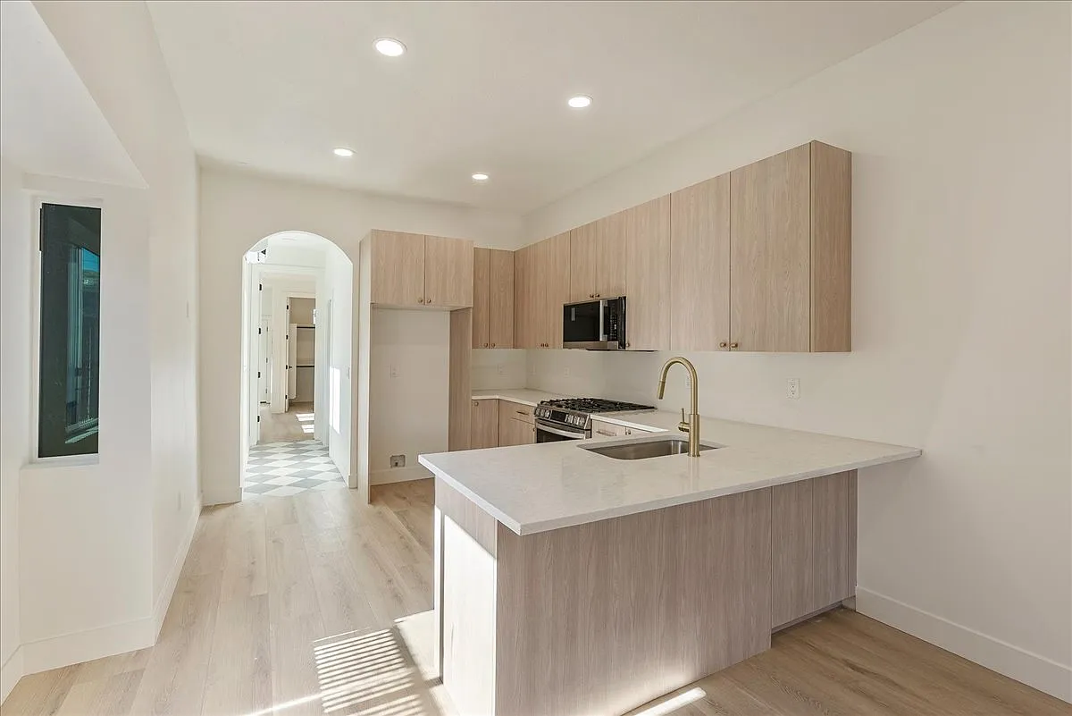 1 bed, 800 sqft, $2,000 — Photo 4