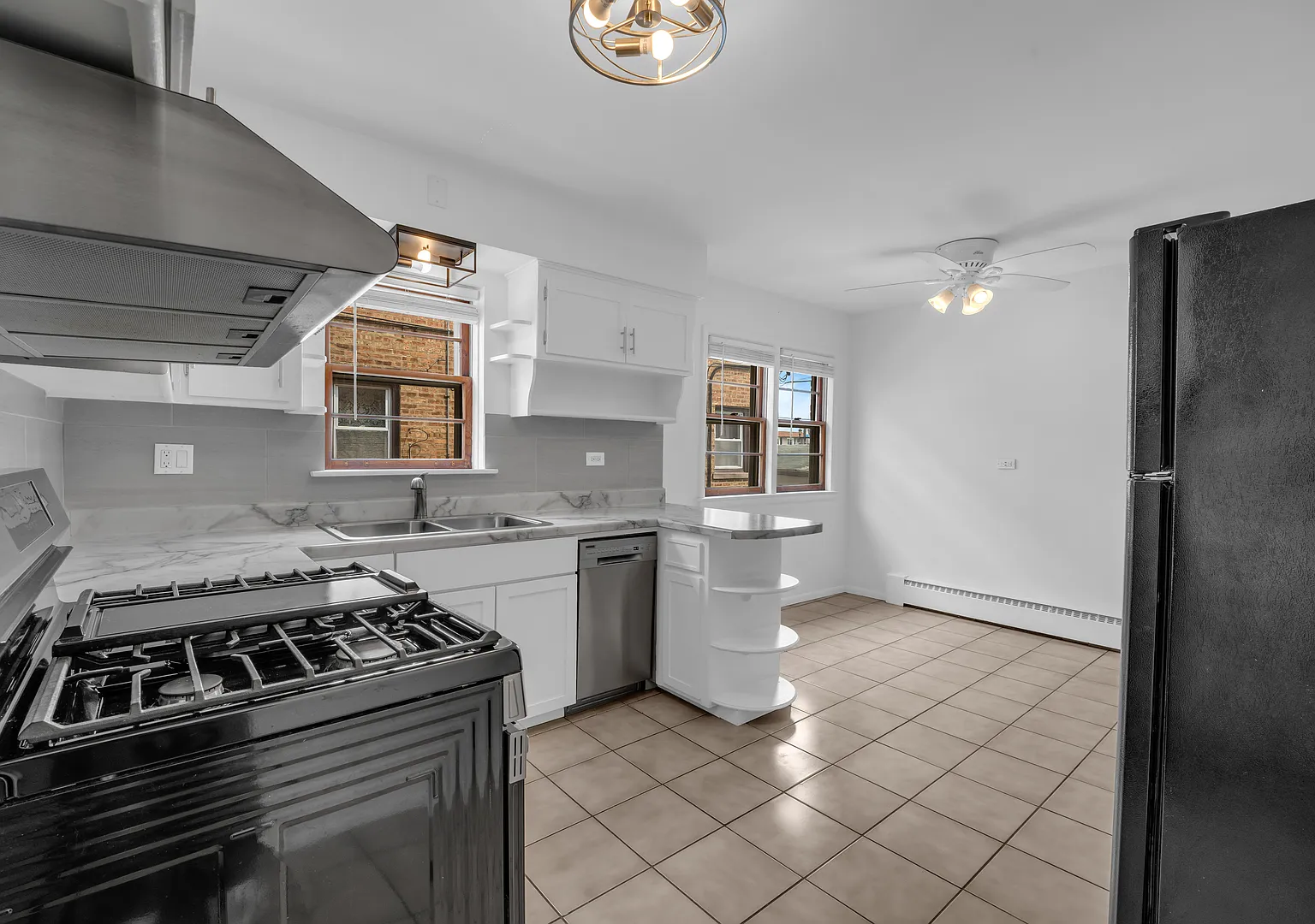 2 bed, 1.0 bath, 900 sqft, $2,000 — Photo 2