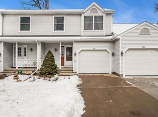 204 Meadow Pointe Dr, Fenton, MI 48430