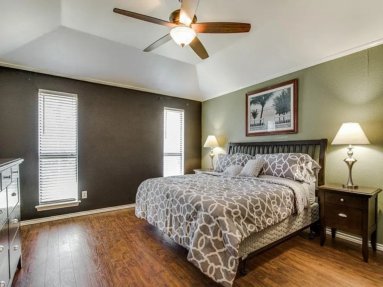 Kind bed in master, walk in closet.
