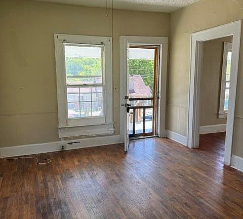3rd image of 814 Holmes St
