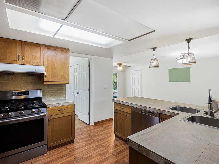 10434 NE 16th Pl — Photo 6