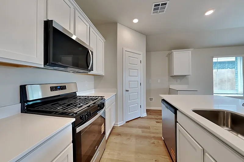 4 bed, 2.0 bath, 1614 sqft, $1,750 — Photo 3