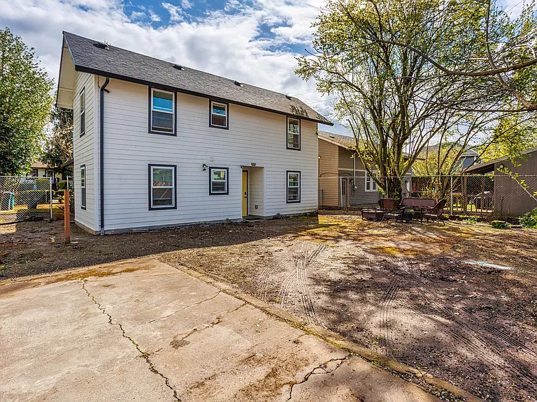 4313 N Kerby Ave — Photo 37