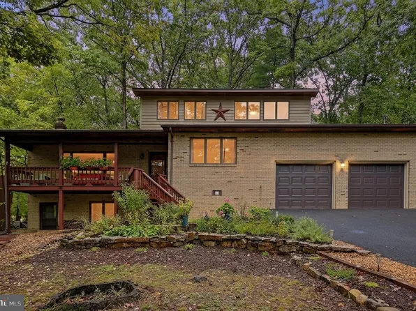 1058 Lakeview Dr, Cross Junction, VA 22625