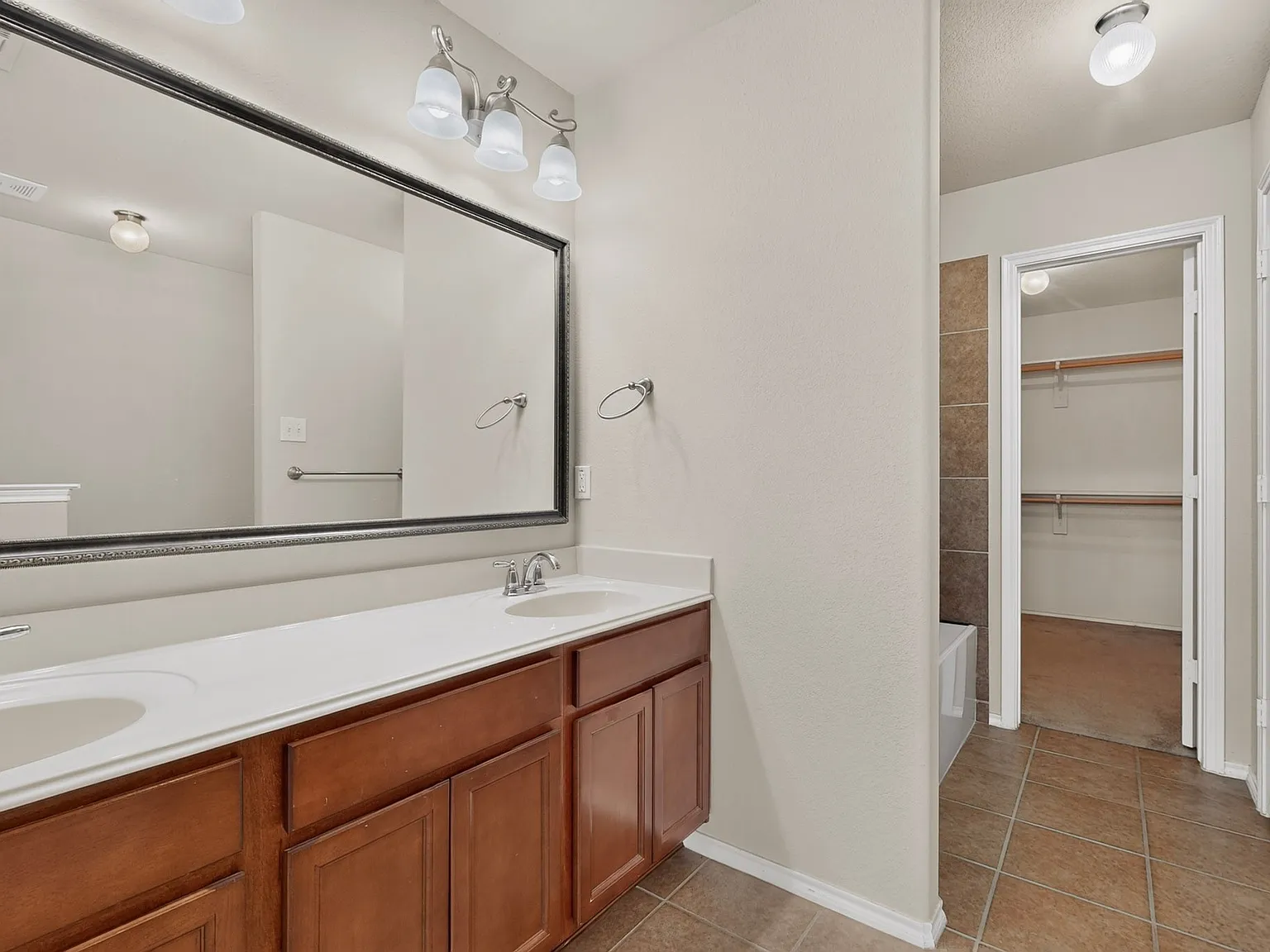 3 bed, 1896 sqft, $2,000 — Photo 4