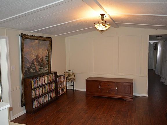 5th image of 19 Melissa Dr