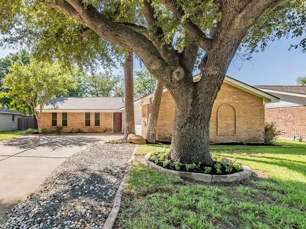 821 Prestwick St, Bedford, TX 76022