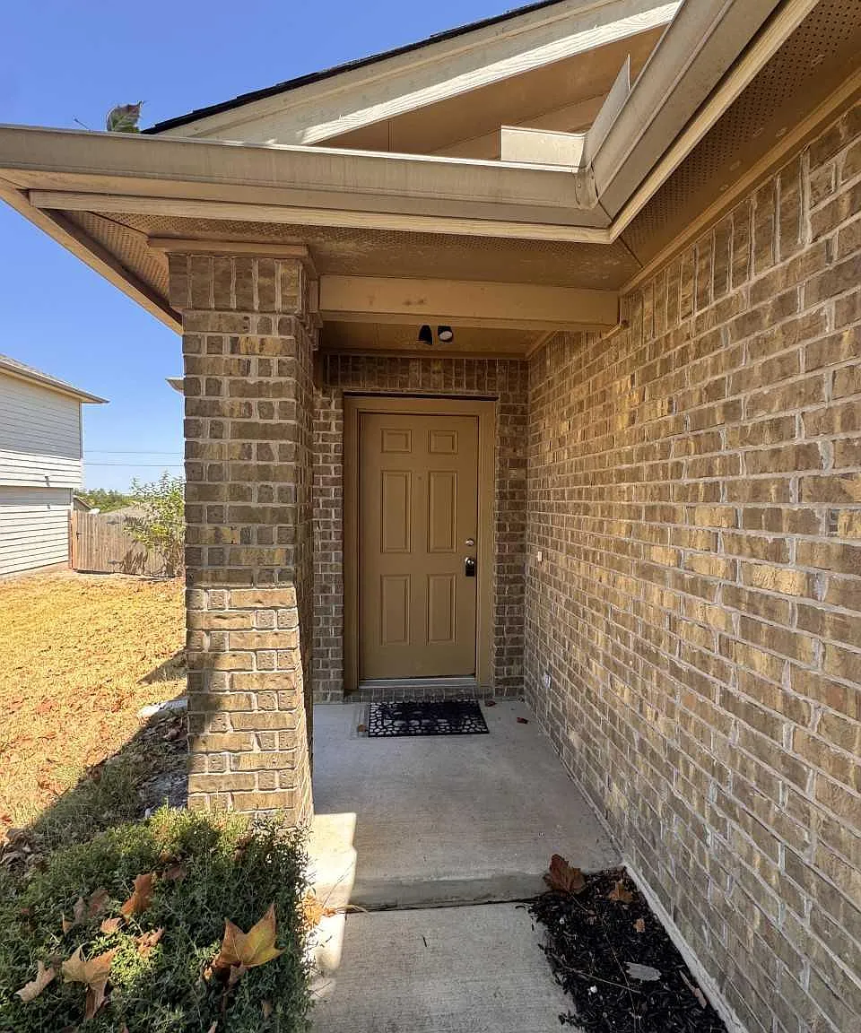 3 bed, 2.0 bath, 1428 sqft, $2,300 — Photo 2