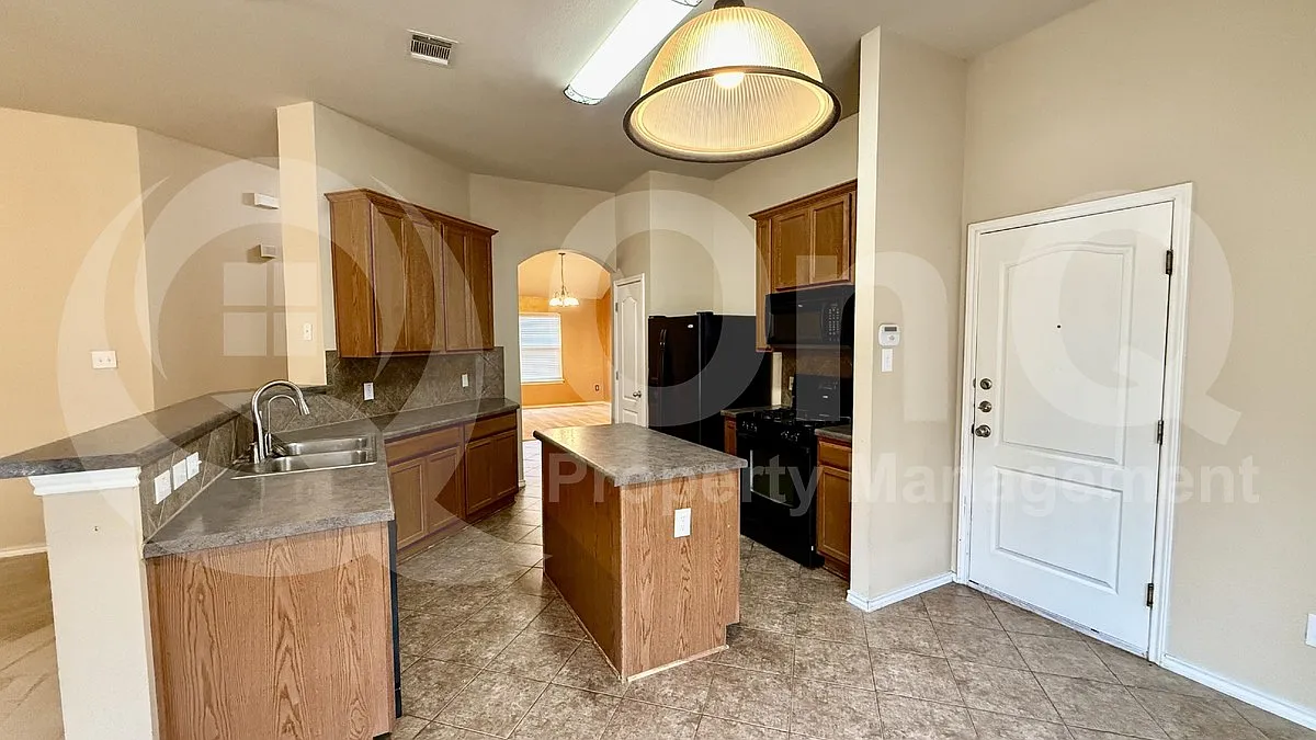 3 bed, 2.0 bath, 1866 sqft, $1,949 — Photo 3