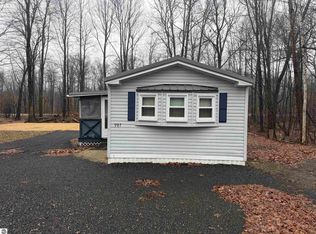 987 W Maplecrest Dr, Sanford, MI