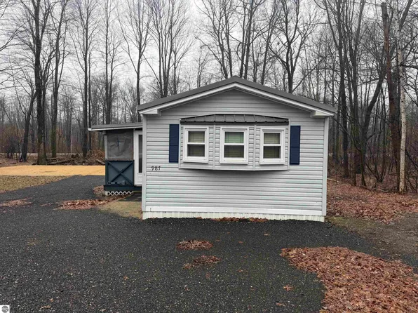 987 W Maplecrest Dr, Sanford, MI 48657
