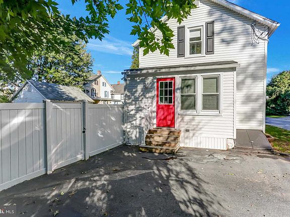 5th image of 411 Sherman Ave