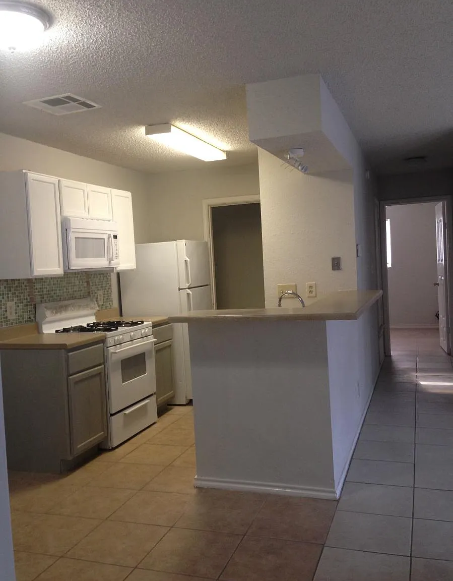 3 bed, 1100 sqft, $1,575 — Photo 4