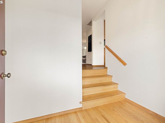 4th image of 129 NE 39th Ave